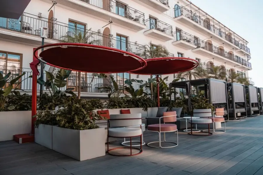 Kruhové slunečníky Eclipsum nad terasou Hard Rock Café v Marbelle