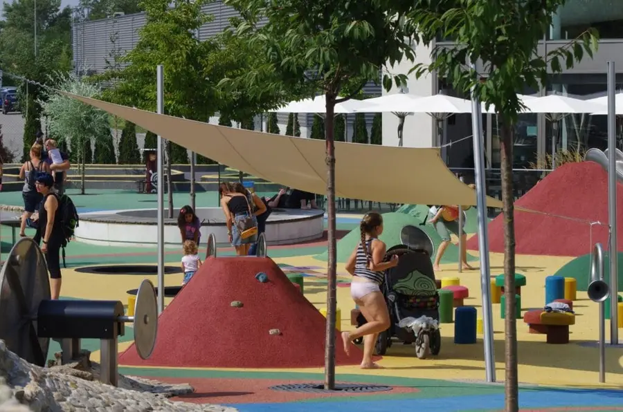Stínicí plachty Ingenua nad dětským hřištěm s prolézačkami
